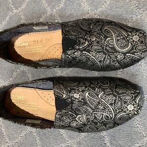 Black Paisley Toms Classics